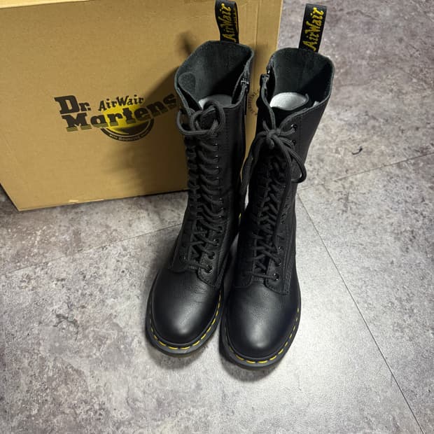 닥터마틴 버지니아 14홀 230 풀박스 새상품급