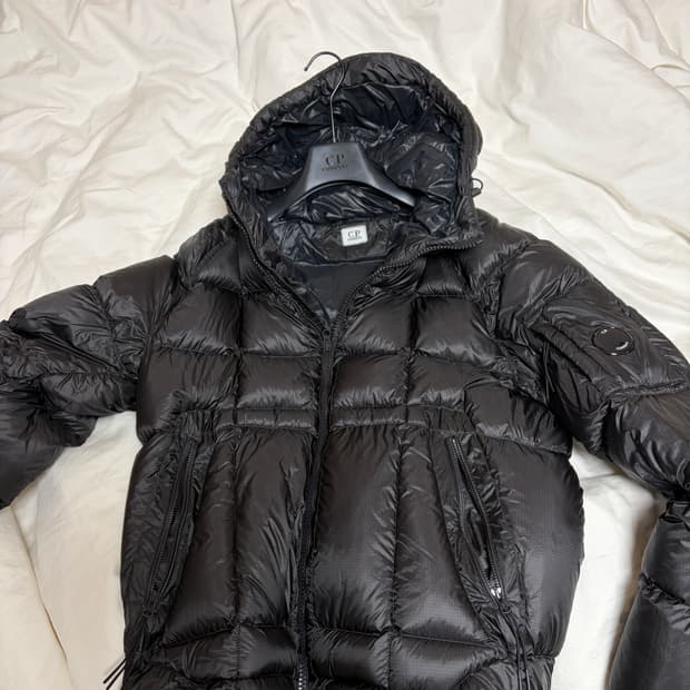 cp컴퍼니 dd쉘패딩 25fw m사이즈