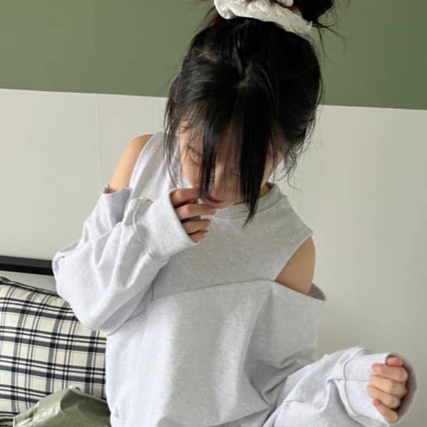 김아홉 크로스 숄더 트임 맨투맨