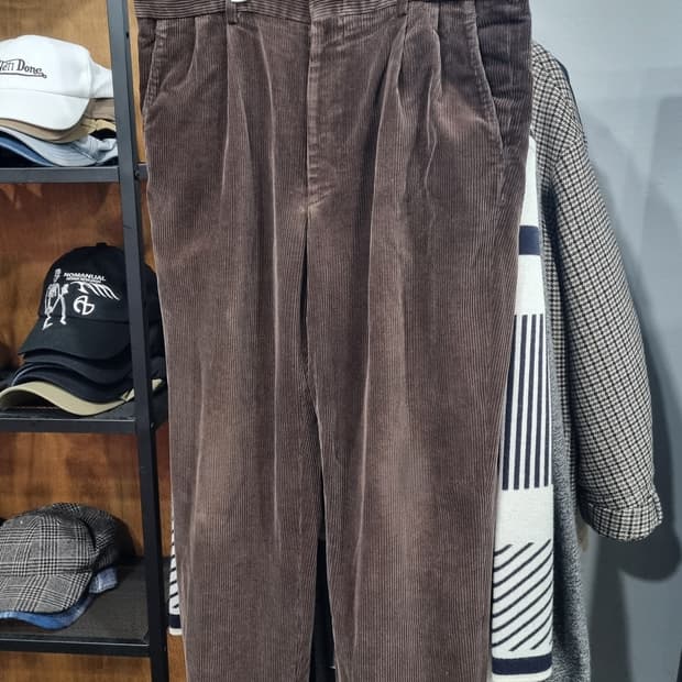 라코스테(LACOSTE) 레트로 투턱 갈색 코듀로이바지 34