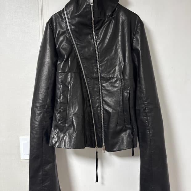 Dox 서울  / 아커맨 테이퍼드 하이넥 램스킨 레더자켓