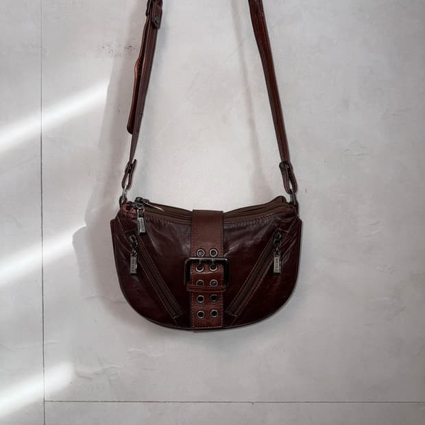 Nicole brown double pocket buckle 크로스백