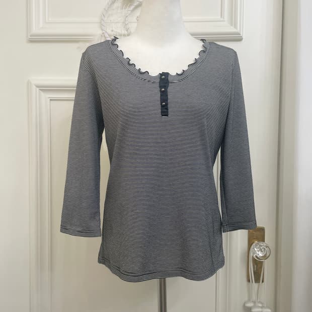 black stripe ruffle point basic top