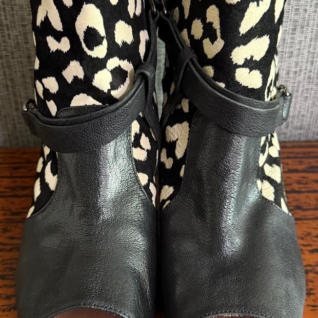 레오파드 배색 패턴 오픈토 버클 앵클 부츠 호피 블랙 레더 스트랩 부티