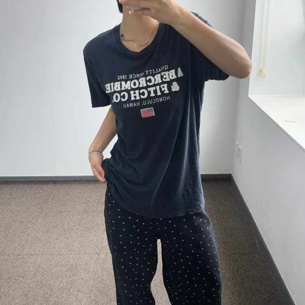 Abercrombie 아베크롬비 스펠아웃 로고 네이비 반팔 