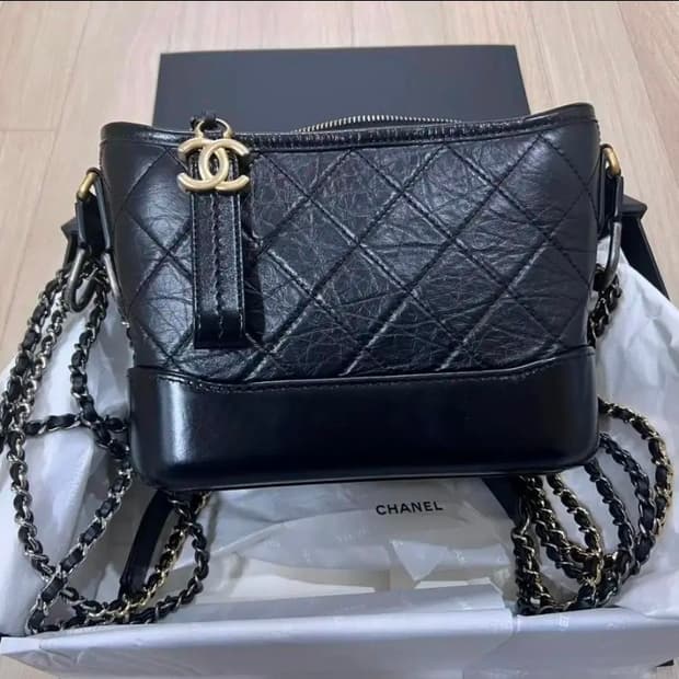 샤넬 가브리엘 스몰 호보백 빈티지 카프스킨 & 골드 메탈 블랙
