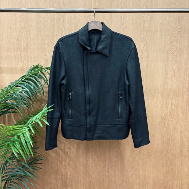 캘빈클라인 미니멀 베이직 카라 자켓 오프 센터 클로징 절개 디테일 블랙