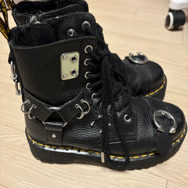 닥터마틴 제이든 피어싱