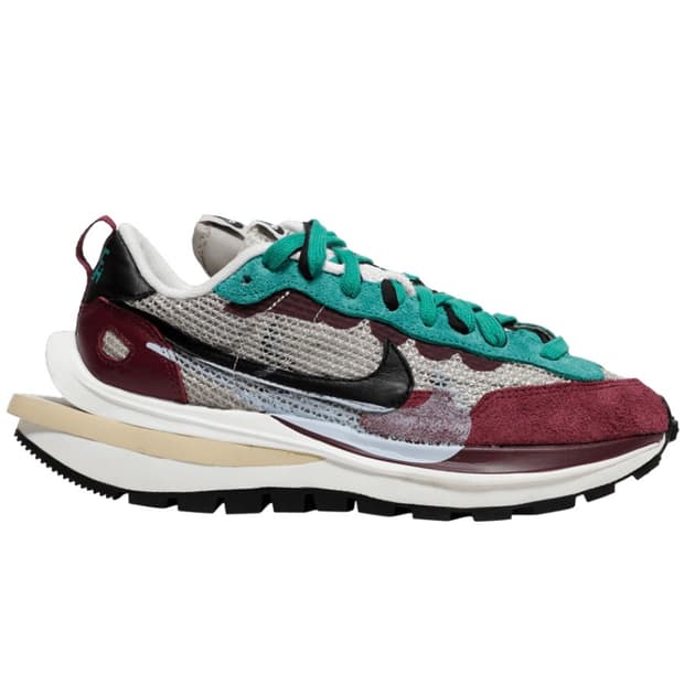 나이키 x 사카이 베이퍼와플 스트링 & 블랙 빌런 레드