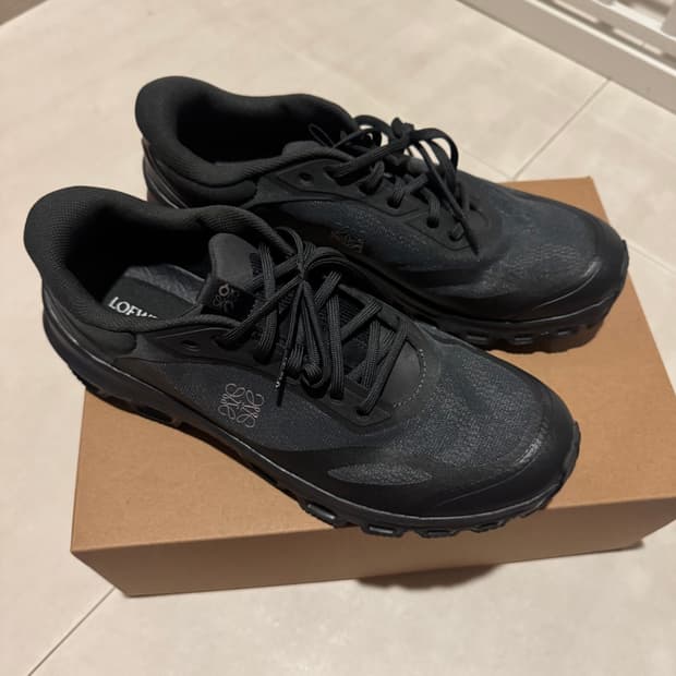 로에베 x 온러닝 클라우드벤쳐2.0