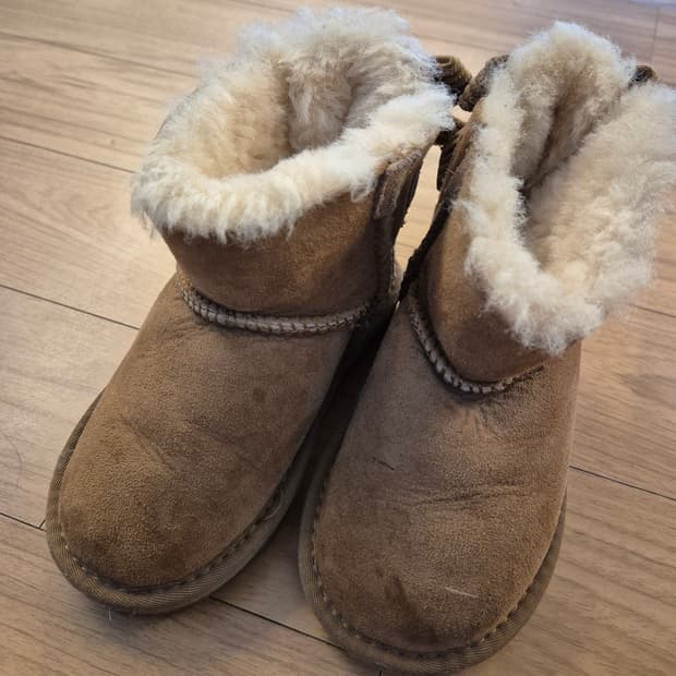 사이즈는 165mm인 어그 부츠입니다. 아이가 신기 편하도록 부츠 입구가