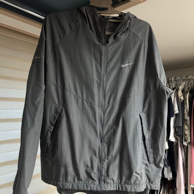 Nike 나이키 바람막이 차콜 색상 