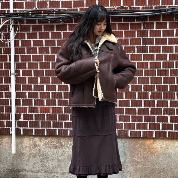 르마드 무스탕 고위찬 니트조끼 집업 폴로 니트 브라운 스커트 코디세트