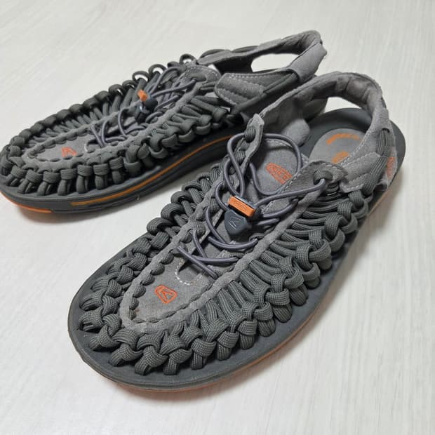 KEEN UNEEK 킨 유니크 샌들 슬링백 260 (US8)