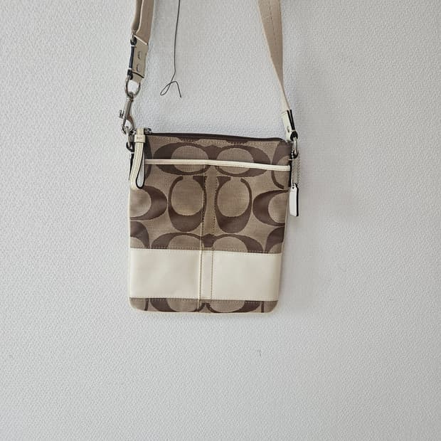 [새상품급][구매가 25만][단돈 4만원] 코치 시그니처 크로스백 브라운