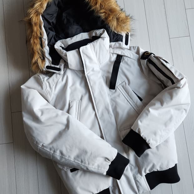 내셔널지오그래픽 타루가 숏패딩 사이즈M

사용감외에 하자없어요
군데군데 