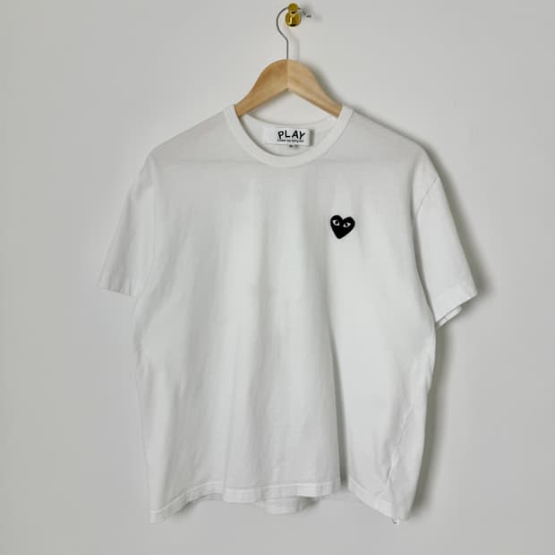 꼼데가르송 블랙하트와펜 반팔티 화이트