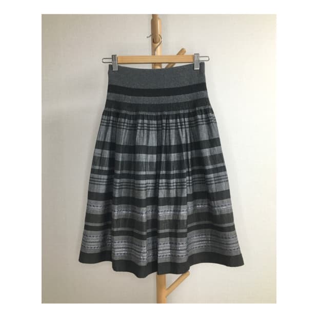 꼼사 데 모드 블랙 차콜 스트라이프 밴딩 스커트