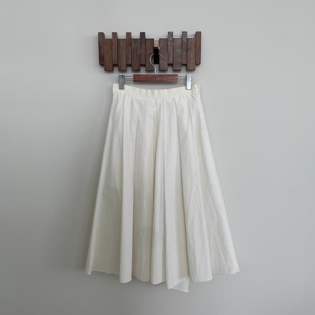 캘빈클라인 화이트 플리츠 롱 스커트