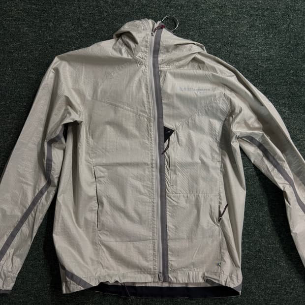 클라터뮤젠 안수르 후디드 윈드 자켓 맨 도브레이븐