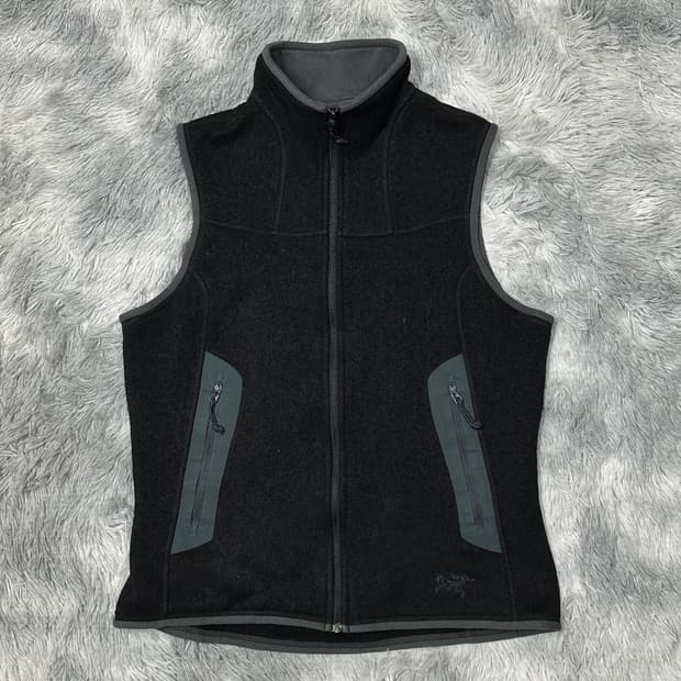아크테릭스 블랙 플리스 조끼 m
