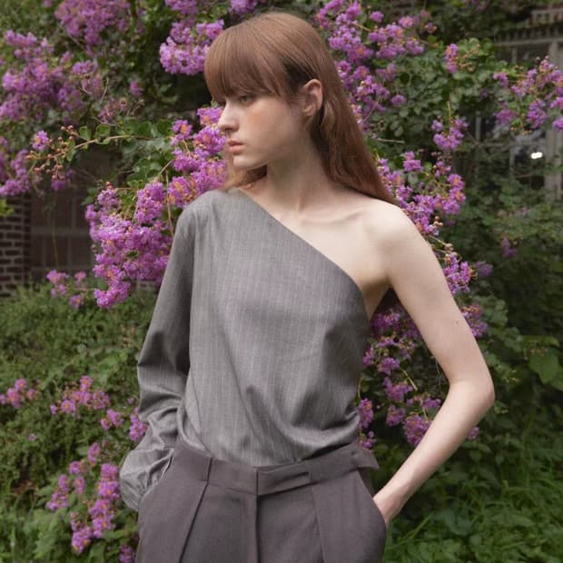 언앤써드미스테리 스트라이프 원숄더 블라우스 그레이