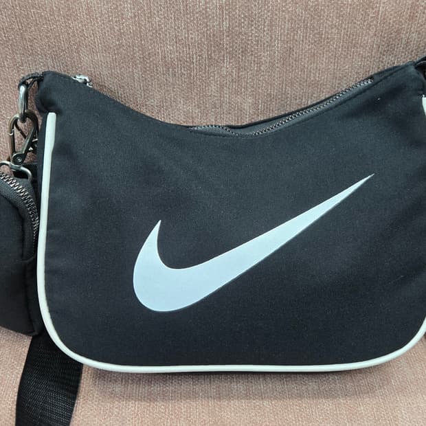 나이키 남녀 블랙 호보 크로스백