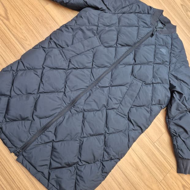 아디다스 여성 롱 봄버 패딩 L사이즈입니다. 엉덩이 덮는 기장이고, 얇은