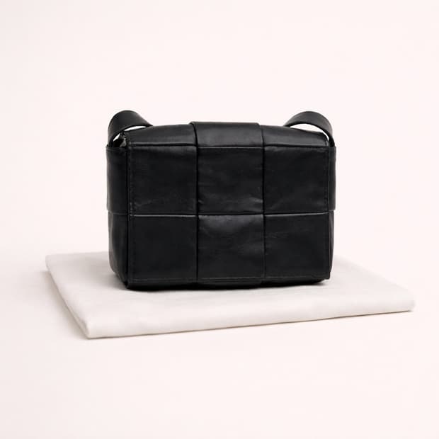 [S급] 보테가베네타 미니 레더 카세트백 판매합니다!!!