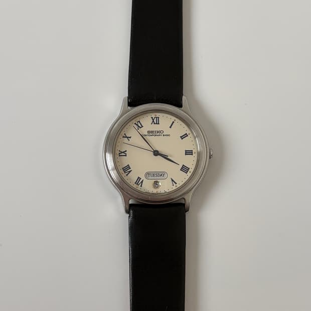 1980s Contemporary Basic Roman Quartz