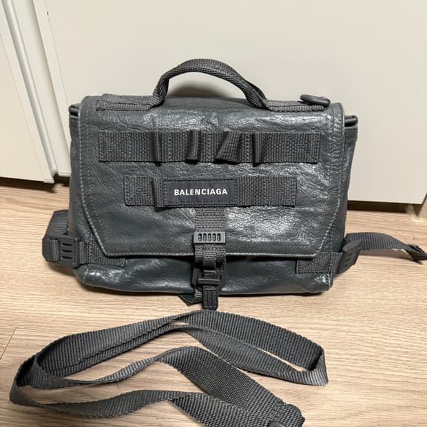 발렌시아가 아미 메신저백 램스킨