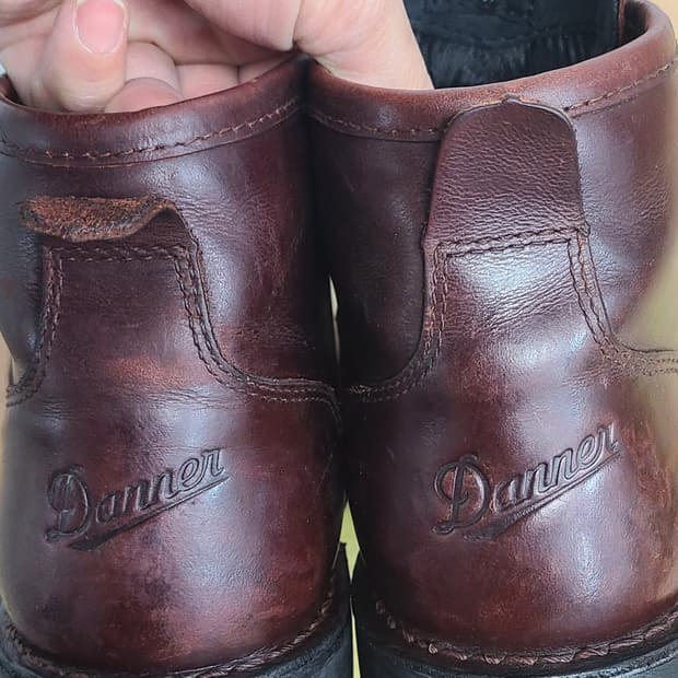 Danner Wolf Creek Chukka 다크 브라운 가죽 부츠입니다
