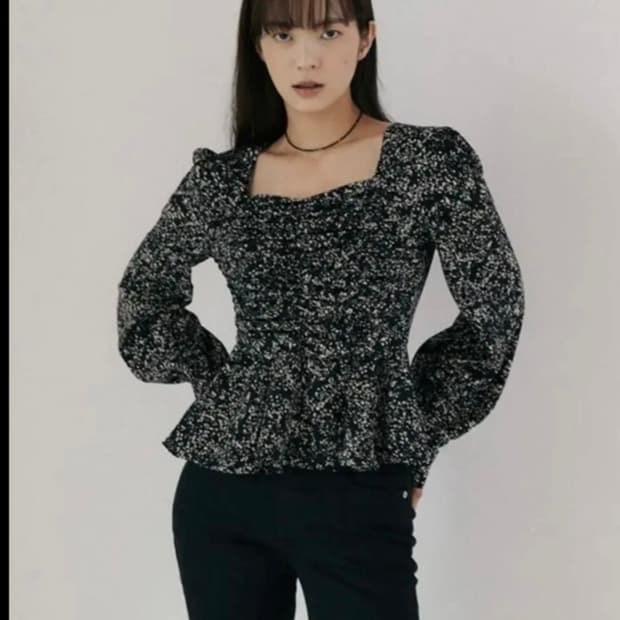 리올그 하트넥 셔링 블라우스 새상품