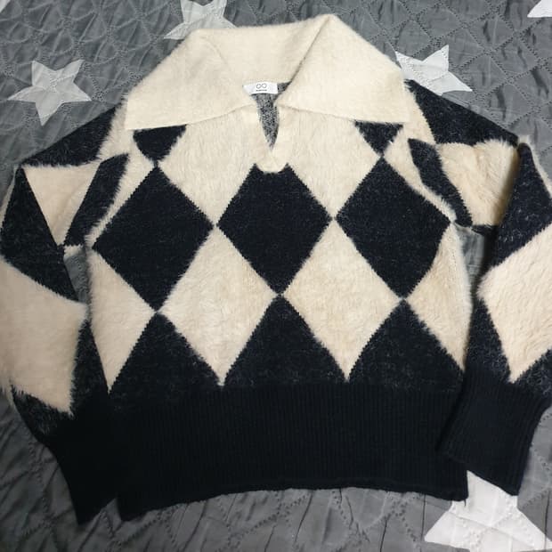 더블콩 아가일 앙고라혼방 브러쉬드 하이넥 오픈카라 크롭 니트 (F)