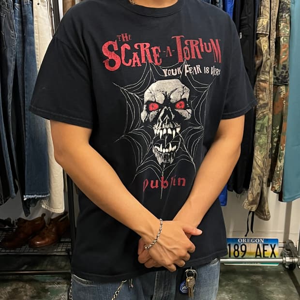 [L] 빈티지 스컬 거미줄 호러 그래픽 티셔츠 Scare A Torium