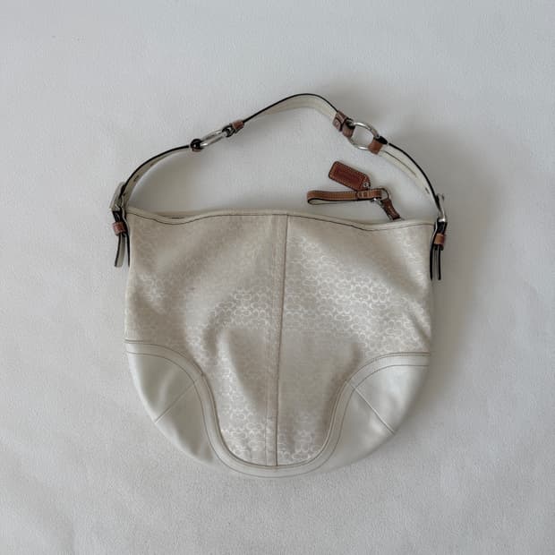 코치(COACH) 모노그램 레더 숄더백