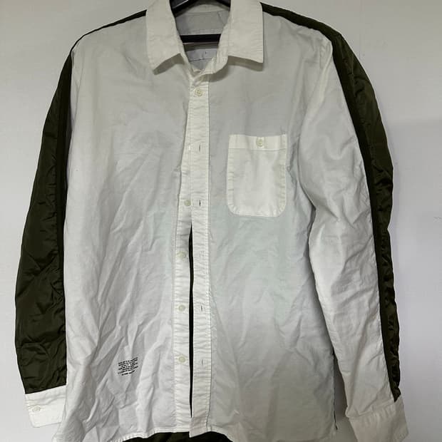 Sewclassic 화이트 셔츠 + 카키 퀼팅 레이어드