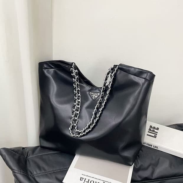 프라다 블랙 레더 로고 빅 숄더 체인백