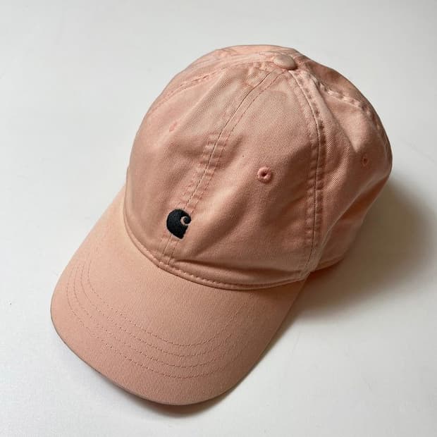 칼하트 스몰 로고 핑크 볼캡 Q1442