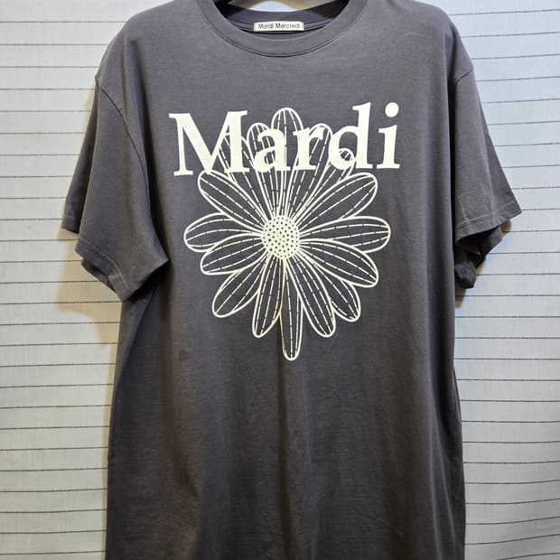 마르디 메크르디 플라워 반팔 티셔츠 차콜