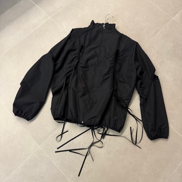 [ONE SIZE] 나체 컷 아웃 윈드 브레이커 자켓 블랙