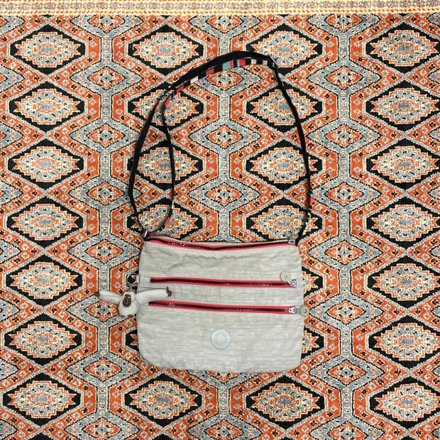 키플링 그레이 지퍼디테일 크로스백 