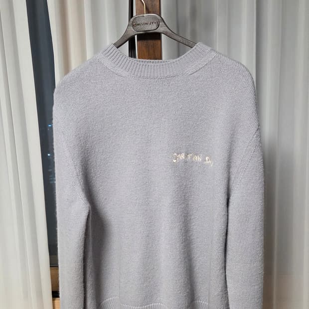 디올 니트 판매합니다.