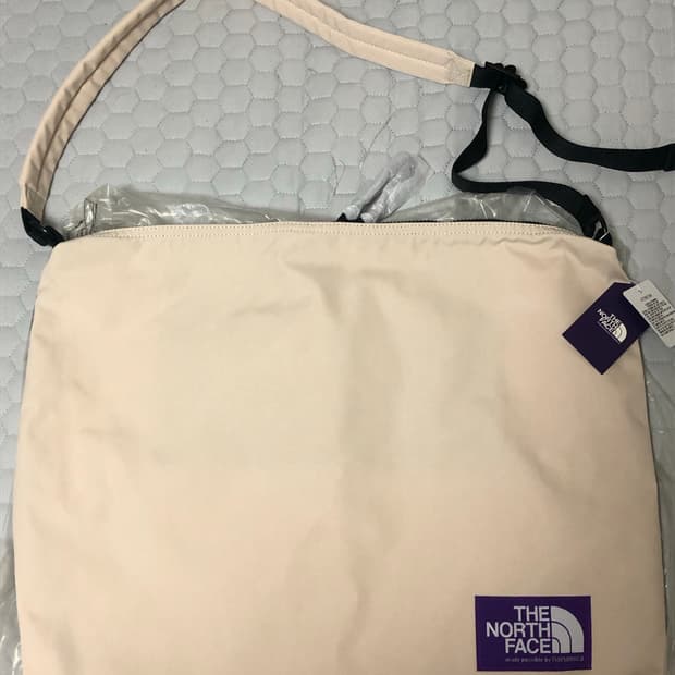 노스페이스 퍼플라벨 크로스백 아이보리