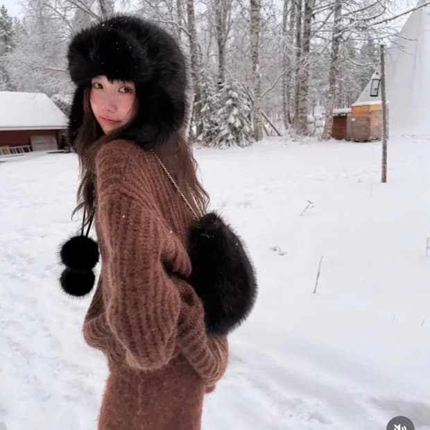 더바넷 퍼지 폼폼 트래퍼햇 블랙