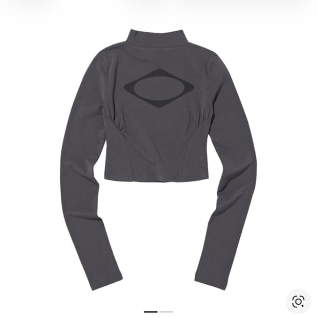 미스치프 피티드 목 넥 롱 슬리브 탑 차콜