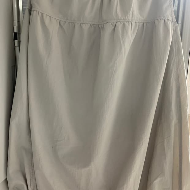 에잇세컨즈 나일론 치마