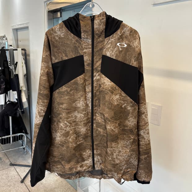 Oakley printing windbreaker