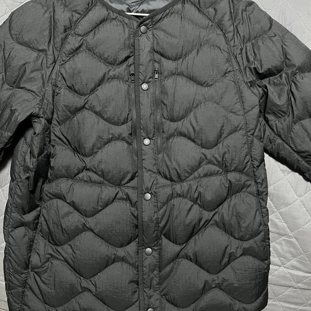 유니클로 화이트마운티니어링 울트라 라이트 다운 경량패딩 (L) 판매