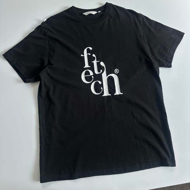 Fetch 패치 썬데이 스펠 로고 반팔티
